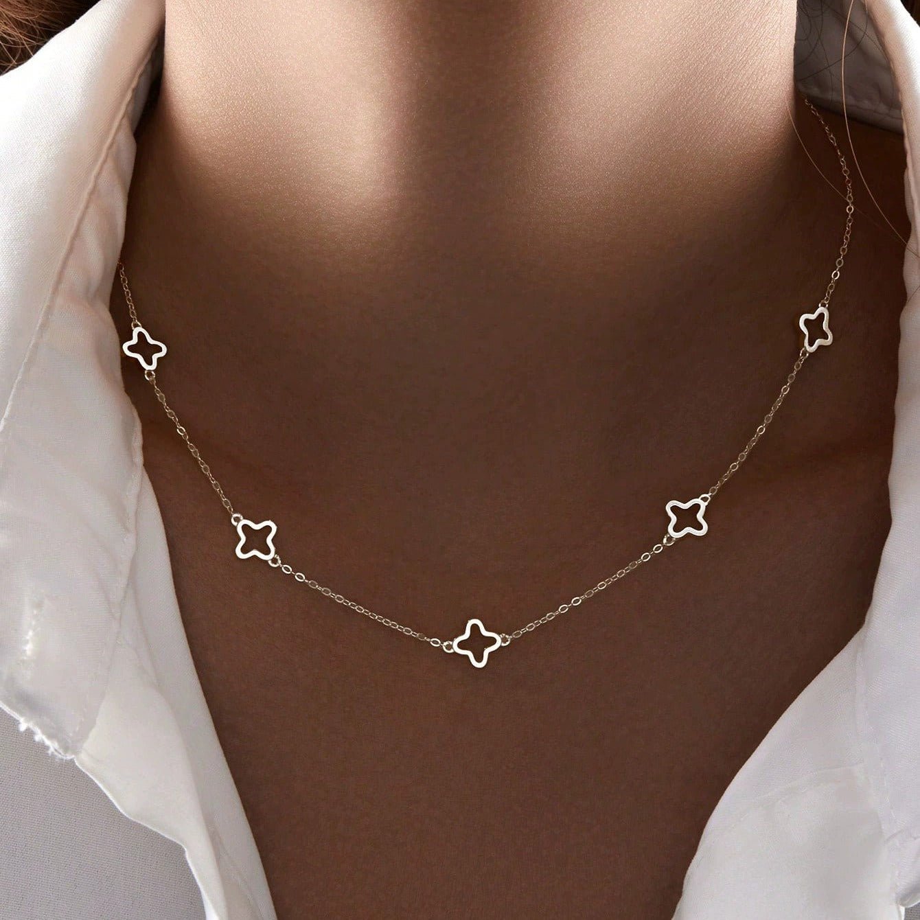 Luna Clover Outline Necklace - Pendant Necklaces